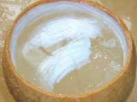火照った体を冷やす作用がある といわれるココナッツジュースで 作ったゼリー（RM5）。ココナッ ツの実の器で供される