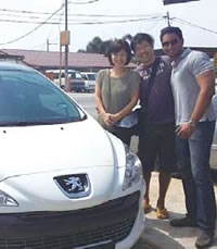  今年4月に2012年モデルのPeugeot308を購入した薦田さんご夫妻とスタッフのタニシさん。