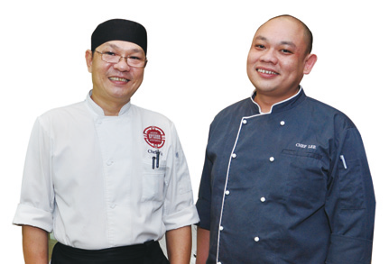 20年のキャリアをもつ中華担当の総料理長スンさん（左）は日本語OK！　
